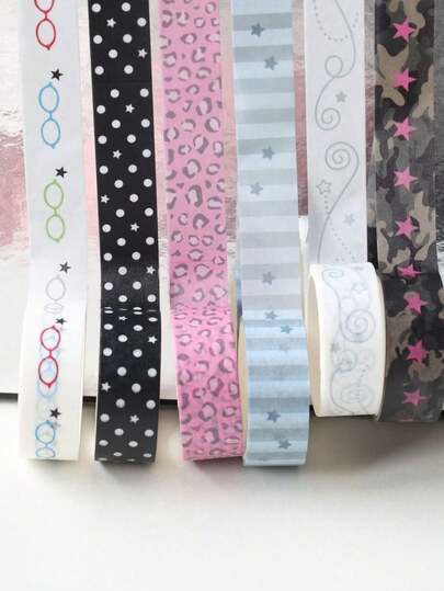 一卷韩国手工文具绘图胶带，图案包括星形眼镜、波点和黑色装饰，适合拼贴画。DIY手工材料胶带卷，豹纹图案，适合装饰书籍和学生用品。