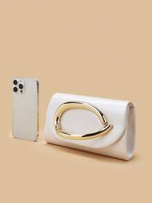 这款魅力十足的大容量晚宴手拿包采用闪亮的链条肩带和时尚的翻盖设计，并以奢华的人造皮革材质打造，是婚礼派对和正式场合的理想之选。这款女士链条单肩斜挎包适合青少年、大学生、年轻职业女性和上班族，可完美搭配派对礼服、婚纱、亮片裙、闪亮连衣裙和优雅礼服，适用于派对、婚礼、盛会和正式晚宴等场合。 - 白色 - 查看 6