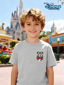 Classic Disney IP Licensed Boys' Crew Neck T-Shirt. Featuring Mickey Mouse Nautical Designs Paired With Fun Donald Duck And Pluto Cartoon Prints. Exquisite Logo On The Front, Full-Coverage Pattern On The Back. Perfect For Amusement Park Photos, Cruise Trips, Family Outings, Birthday Parties, Celebrations, School Activities, Weekend Gatherings, Summer Beach Outings, Themed Parties, And Photoshoots. A Striking Piece For Sharing On Social Media, Ideal For Creating Adorable Outfits For Your Child And Adding A Practical Touch To Your Travel Memories. - 淺灰色 - 查看 2