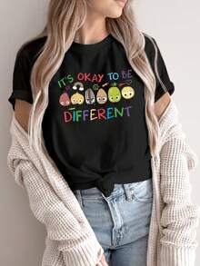 Camiseta deportiva casual para mujer, camiseta de cuello redondo, "ESTÁ BIEN SER DIFERENTE", ropa juvenil única, camiseta con temática inclusiva, regalo para el Día de San Valentín, patrón de dibujos animados colorido, Body Positive, ropa inclusiva, top cómodo para todas las estaciones. - Negro - Ver 1