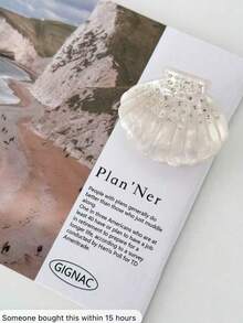 Kẹp tóc hình vỏ sò màu trắng thời trang và tinh tế này được đính đá lấp lánh, có thiết kế độc đáo toát lên vẻ thanh lịch, là sự lựa chọn hoàn hảo cho những người yêu thích thời trang. Nó vừa là một chiếc kẹp tóc duyên dáng cho khuôn viên trường học, vừa là phụ kiện tóc lý tưởng cho vẻ ngoài đi nghỉ mát của phụ nữ vào mùa thu và mùa đông. Kẹp tóc thời trang, kẹp tóc nữ, kẹp tóc thanh lịch. - Màu be - Xem 2