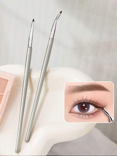 1/2 ชิ้น แปรงอายไลเนอร์หัวแบน, เหมาะสำหรับแปรงอายแชโดว์, แปรงอายไลเนอร์ขนาดเล็ก, ใช้ได้กับแป้ง, เจล, ครีม และคอนซีลเลอร์ชนิดน้ำ สามารถใช้เพื่อเบลนด์ขอบตาและเพิ่มความสว่างให้กับหัวตาได้ เป็นของขวัญที่เหมาะสำหรับผู้หญิงในโอกาสพิเศษต่างๆ นอกจากนี้ยังมีการใช้งานอื่นๆ อีกมากมาย เช่น แปรงเขียนคิ้วและแปรงอายแชโดว์, สีสุ่ม