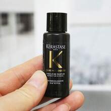 Kérastase 【迷你装】L'Huile Originale CameLia Sauvage 多效美发油 15ml/0.5oz | 保湿精华油，抚平毛躁，增添光泽 | 蕴含野生山茶花精华 | 强韧发丝，提供热保护 | 适用于所有发质 - 黑色 - 查看 3
