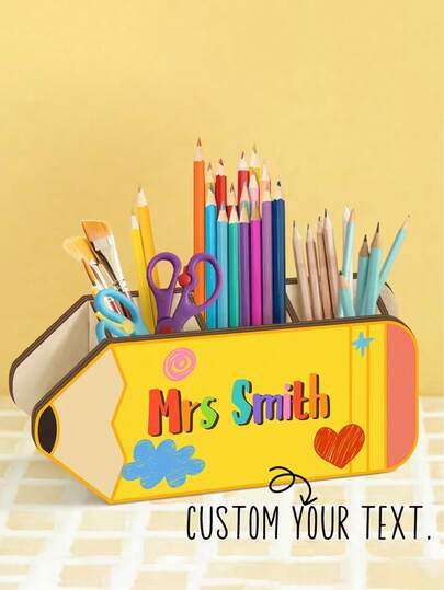 1 pieza Organizador de escritorio con forma de lápiz personalizado - Nombre/Texto personalizado, un organizador de escritorio pintado que se puede personalizar con su nombre o cualquier texto, perfecto como regalo para maestros, un soporte para bolígrafos y una solución de almacenamiento para bolígrafos y pinceles, con un diseño rosa.