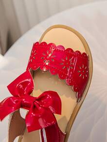 一双甜美的公主风红色蝴蝶结凉鞋，饰有镂空花朵和波浪形蕾丝，适合春夏穿着，也适合日常生活、派对、节日、海滩玩耍和其他场合。 - 紅色 - 查看 6