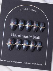 10片/套，欧美手工短杏仁形美甲贴纸，Y2K蓝色风格，搭配3D手工金色戒指和手绘渐变亮片星星美甲装饰。另附赠1片果冻胶和1把指甲锉。完美适用于日常生活以及科切拉音乐节派对装扮，是美甲贴片和美甲护理的理想之选。手工制作的美甲贴片。 - 藍色 - 查看 3