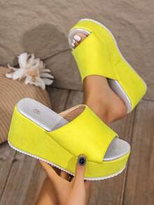 Sandal Halloween Terbaru 2025 dengan Motif Tengkorak Berwarna-warni, Sandal Platform Populer untuk Wanita, Sandal Wanita Gaya Kampus dengan Sol Tebal dan Ujung Terbuka, Sandal Luar Ruangan Nyaman dengan Tumit Wedges dan Motif Tengkorak untuk Menambah Tinggi Badan - kuning cerah - View 6