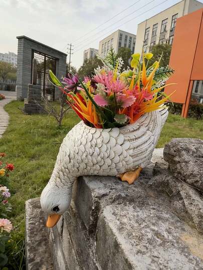 树脂材质的饮水鸭摆件，适合装饰花园、鱼塘和水景，是户外家庭草坪和室内艺术装饰的理想之选。园艺礼品，家居装饰佳品。