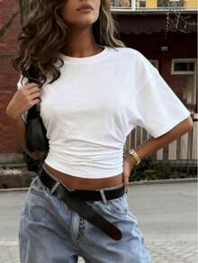 Thiết kế xếp ly bên hông, tay ngắn dáng rộng, vai rớt, cổ tròn cổ điển, áo thun trắng tay ngắn dáng lửng, phong cách đường phố cá tính, thích hợp cho những buổi đi chơi và hẹn hò hàng ngày, thời trang xuân hè, trang phục thường ngày. - trắng - Xem 1