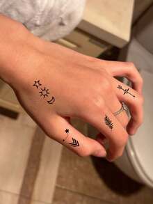 （30张/套）艺术设计临时纹身贴纸，包含星星、月亮、太阳、树枝、星空、蝴蝶、熊猫、海马以及各种可爱的黑白小图案，蝴蝶和星光图案，适用于手臂、脸部、手指、颈部，可用于日常装饰、摄影、约会、旅行等场合。 - 黑色 - 查看 9