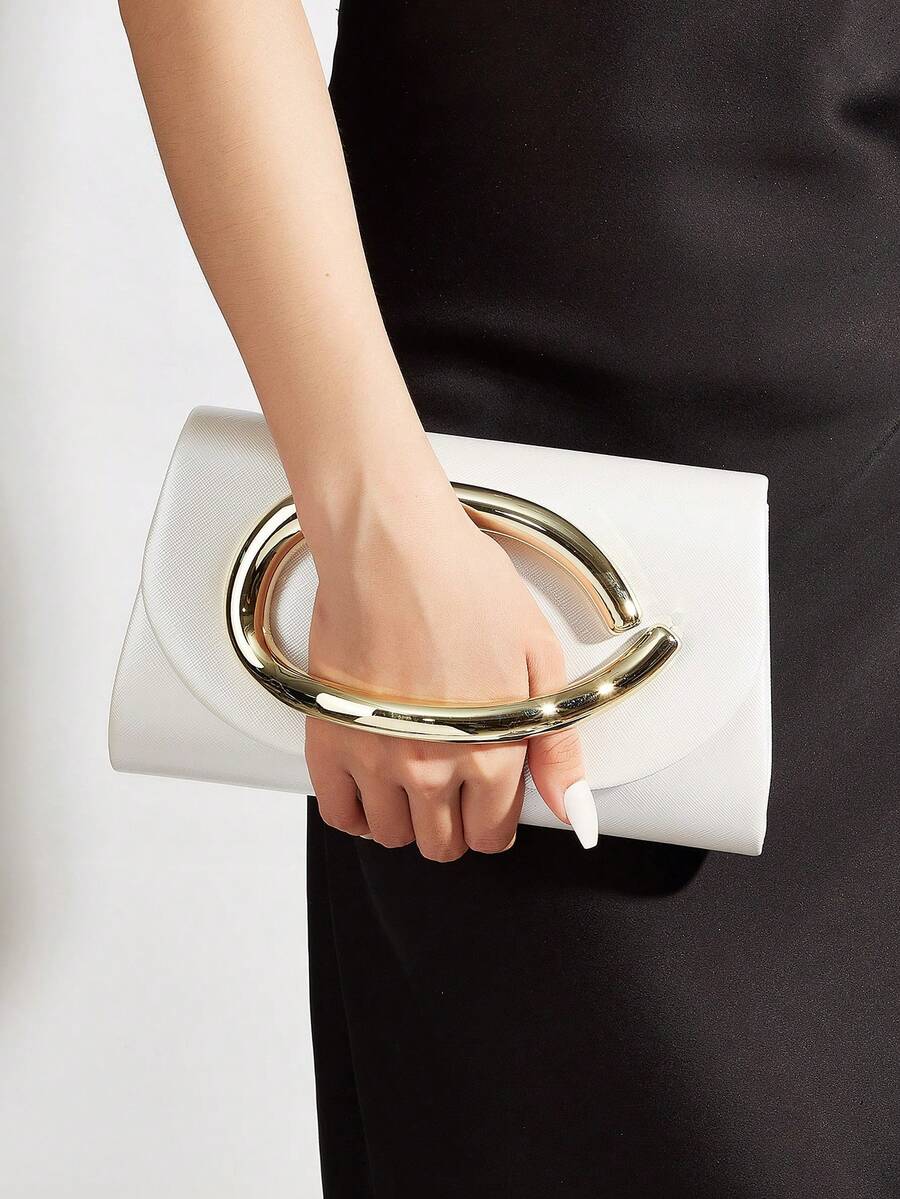 这款魅力十足的大容量晚宴手拿包采用闪亮的链条肩带和时尚的翻盖设计，并以奢华的人造皮革材质打造，是婚礼派对和正式场合的理想之选。这款女士链条单肩斜挎包适合青少年、大学生、年轻职业女性和上班族，可完美搭配派对礼服、婚纱、亮片裙、闪亮连衣裙和优雅礼服，适用于派对、婚礼、盛会和正式晚宴等场合。 - 白色 - 查看 1