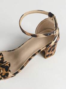 Giày sandal nữ bản rộng, mũi vuông, gót chunky, họa tiết hoa màu hồng, kiểu dáng thanh lịch, thích hợp cho mặc hàng ngày mùa xuân/hè và dự đám cưới, quai ngang mắt cá chân màu trắng ngà với khóa kim loại. - màu nâu - Xem 8