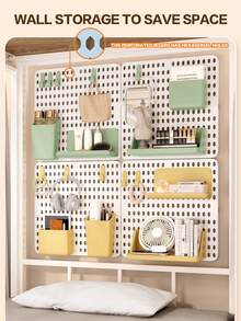 升级加厚免打孔洞板墙面收纳架 - 多功能穿孔板储物架，带挂钩和搁板，节省空间的壁挂式收纳架，适用于宿舍、办公室、教室、厨房、浴室配件、宿舍收纳，趣味设计，耐用挂钩和孔洞，办公收纳，实用装饰，结构坚固，适合上班族使用。 - 彩色 - 查看 1