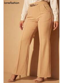 Pantalón de vestir para mujer  diseño moderno y sofisticado con cintura alta que estiliza la figura y realza la silueta, ideal para mujeres jóvenes y señoras que buscan un estilo casual elegante para oficina, reuniones, eventos especiales o salidas; confeccionado en tela tipo crepé de alta calidad con interior suave, cómoda y resistente, con stretch que se adapta al cuerpo sin perder su forma; corte recto de pierna ancha que aporta libertad de movimiento y una caída fluida; detalle de cadena oro  al frente que añade un toque refinado y femenino; pretina posterior elasticada para un ajuste perfecto y cómodo durante todo el día; sin bolsillos frontales para mantener una línea limpia y estilizada, prenda versátil que combina fácilmente con blusas, camisas o tops para crear looks formales o casuales; resistente a arrugas y al pilling, lavable a máquina sin deformación, pieza atemporal que no pasa de moda y que se convierte en un básico imprescindible en el guardarropa femenino. - Beis - Ver 5