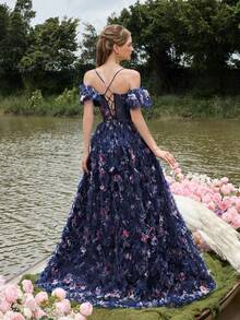 优雅露肩碎花连衣裙，高开衩设计，深V露背系带，多层雪纺裙摆，适合湖畔摄影、浪漫花园拍摄、新娘写真、天鹅主题拍摄以及自然风婚礼摄影派对。 - 藏蓝色 - 查看 2