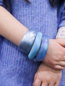 Set de 3 piezas de pulseras acrílicas con estilo de océano azul, combinación elegante de pulseras con efecto tie-dye, adecuadas para uso diario y vacaciones en la playa, se pueden usar apiladas o individualmente - Azul 1 - Ver 3