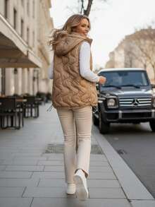 女士絎縫過渡款背心，附可拆卸連帽、拉鍊開合、側邊可調節、填充款、兩個外袋、幾何絎縫，長款設計，聚酯纖維布料。 - 駝色 - 查看 3