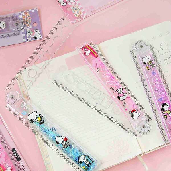  1 Stück 2026 Neuer Snoopy Quicksand Faltlineal, klassisches Anime "Peanuts Comics" Anime Merchandise, unverzichtbares Schulmaterial! 30cm faltbares Design, traumhafter Fließsandeffekt, kombiniert mit verschiedenen Formen und Mustern wie Dreiecken, Kreisen und Quadraten, voller Spaß, macht das Lernen stressfreier.