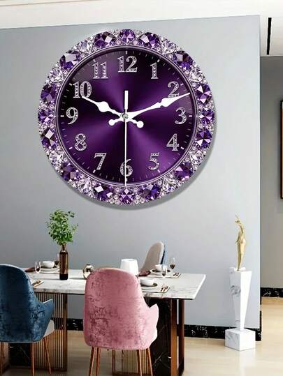 1 pieza Reloj de pared de cristal morado lujoso y floral con diamantes | Silencioso, sin tic, a pilas, reloj de pantalla grande redondo y moderno de madera fabricada para la decoración de la sala de estar, el dormitorio y la oficina - Pieza de tiempo elegante, diseño plano 2D
