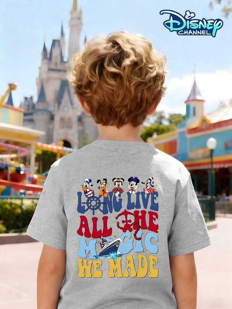 Classic Disney IP Licensed Boys' Crew Neck T-Shirt. Featuring Mickey Mouse Nautical Designs Paired With Fun Donald Duck And Pluto Cartoon Prints. Exquisite Logo On The Front, Full-Coverage Pattern On The Back. Perfect For Amusement Park Photos, Cruise Trips, Family Outings, Birthday Parties, Celebrations, School Activities, Weekend Gatherings, Summer Beach Outings, Themed Parties, And Photoshoots. A Striking Piece For Sharing On Social Media, Ideal For Creating Adorable Outfits For Your Child And Adding A Practical Touch To Your Travel Memories. - 淺灰色 - 查看 1