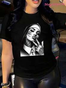 Camiseta de moda mujer con diseño gráfico impactante estampado moderno estilo casual y juvenil adecuada para salidas nocturnas o eventos informales colores disponibles negro diseño audaz y original  actual prendas únicas estilo vanguardista ropaurbana. - Negro - Ver 1