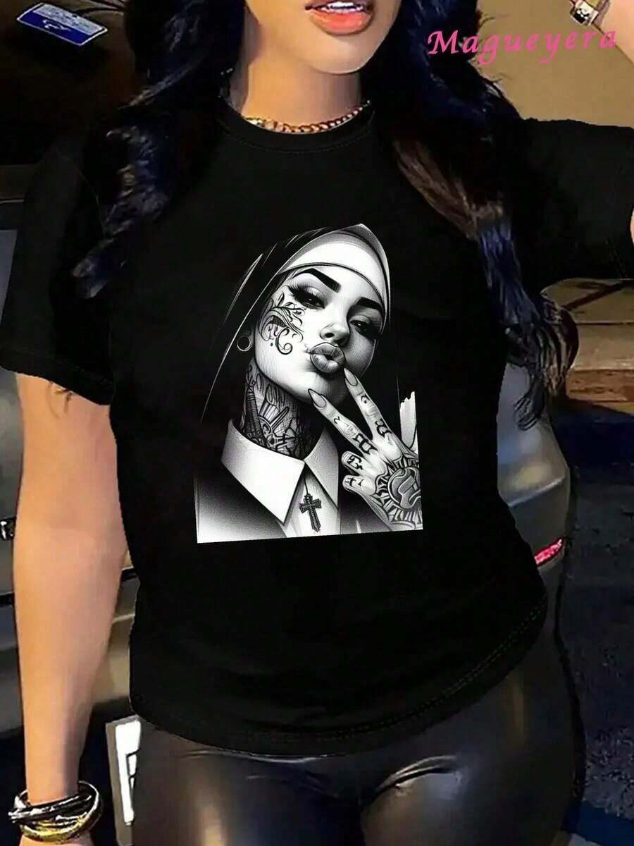 Camiseta de moda mujer con diseño gráfico impactante estampado moderno estilo casual y juvenil adecuada para salidas nocturnas o eventos informales colores disponibles negro diseño audaz y original  actual prendas únicas estilo vanguardista ropaurbana. - Negro - Ver 1