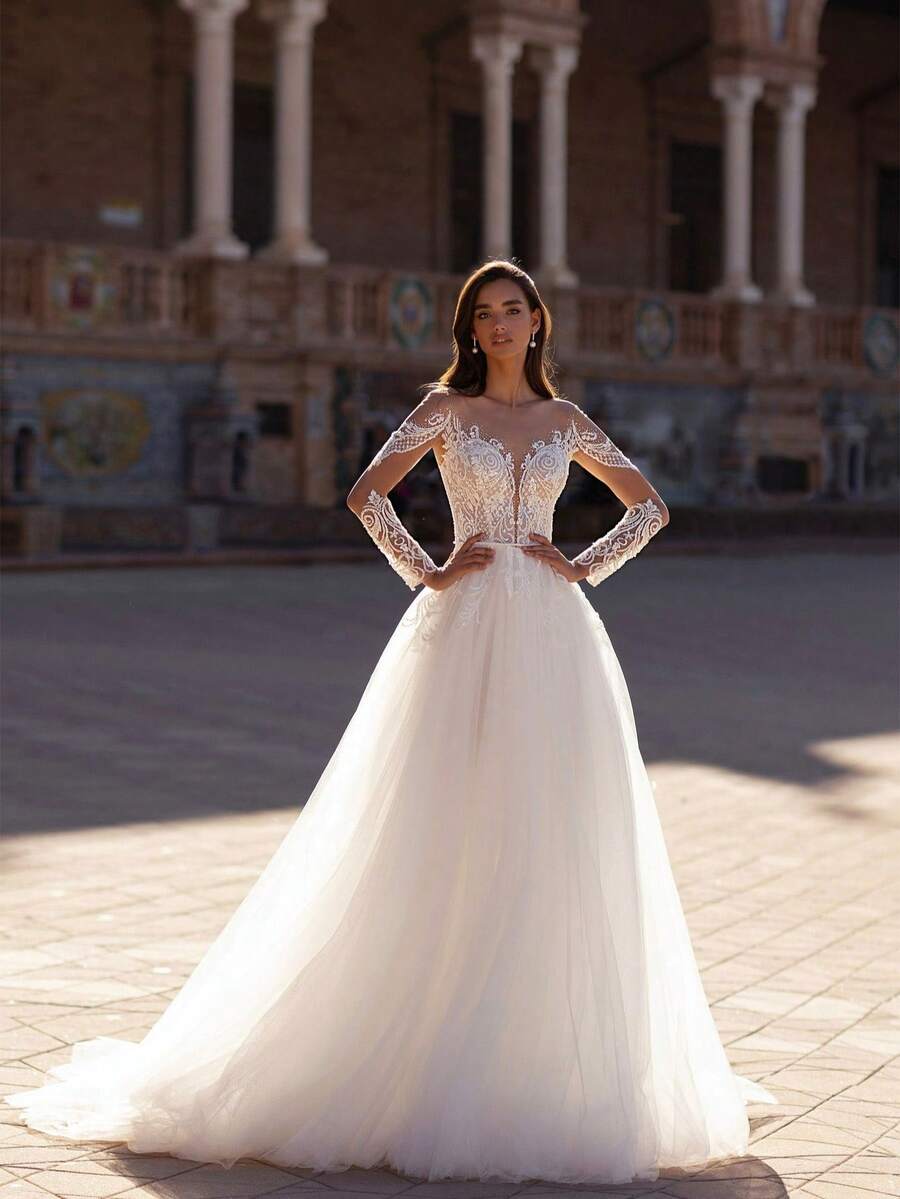 Elegant Scoop Neck Wedding Gown With Delicate Lace Paneling And Graceful A-Line Silhouette – Sophisticated Ivory Floor-Length Bridal Dress Featuring Intricate Floral Detailing And A Flowing Chapel Train For A Timeless, Enchanting Look. Perfect For Wedding Ceremonies, Holiday Celebrations Including Christmas Galas And Halloween Parties, Prom Evenings, Birthday Festivities, Anniversary Dinners, Formal Events, Evening Soirées, Bridal Showers, Vacation Getaways, Cocktail Receptions, Graduation Balls, Homecoming Dances, And As A Stunning Choice For Bridesmaids Or Distinguished Wedding Guests At Any Special Occasion. - 白色 - 查看 1