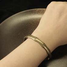 1件手工竹结几何铜手镯，仿生设计，兼具自然力量与韵律，适合专业人士或中国风爱好者佩戴，寓意稳步前进。 - 銅色 - 查看 1