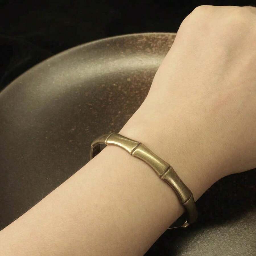1件手工竹结几何铜手镯，仿生设计，兼具自然力量与韵律，适合专业人士或中国风爱好者佩戴，寓意稳步前进。 - 銅色 - 查看 1