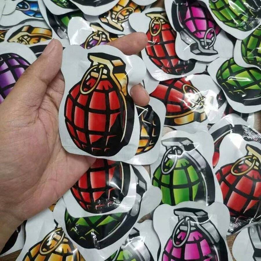 色彩缤纷的手榴弹造型恶作剧玩具，派对搞怪道具，创意玩具，气氛活跃，愚人节恶作剧玩具，超人气恶作剧手榴弹！造型滑稽，朋友聚会必备，适合返校派对、各种节日派对、婚礼，让你的派对更加精彩，成人和女孩都适用