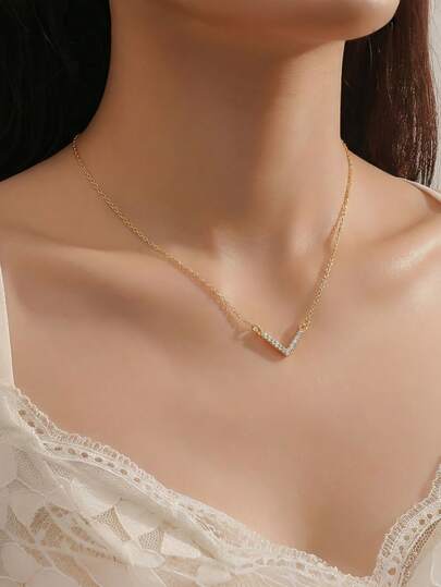 Un collar en forma de V con un diseño exclusivo, que presenta una cadena de strass versátil para la clavícula y accesorios sencillos para mujeres. Es adecuado para uso diario, reuniones, ir al trabajo y fiestas.