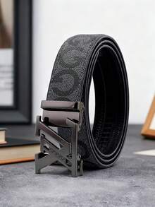 Ceinture en PU avec boucle automatique à lettres gaufrées pour hommes. Disponible en noir et marron, la boucle est plaquée or, argent et gunmetal. Elle présente un design réglable avec un look élégant et luxueux, convenant aussi bien aux occasions professionnelles que décontractées. Un cadeau idéal pour la Fête des Pères et les anniversaires. - Multicolore - Voir 3