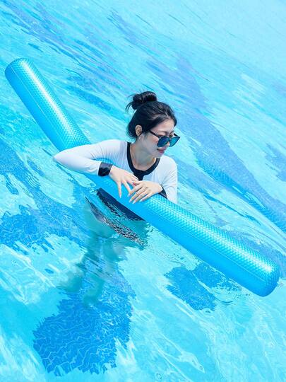 1个亮色游泳池漂浮垫，PVC材质，160厘米*14厘米，游泳池练习漂浮垫，充气泳池玩具，适合夏季泳池派对，随机充气款式