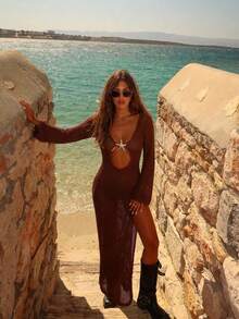 女士夏季新款沙滩连衣裙，性感V领休闲镂空轻盈侧开衩星形吊坠短款针织连衣裙 - 棕色 - 查看 1