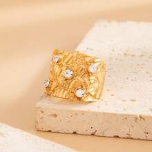 Gold-Plated Diamond Ring. Irregular Ring With Inlaid Diamonds, At The Forefront Of Fashion. Retro-Chic Metal Alloy Ring. - 金色 - 查看 5