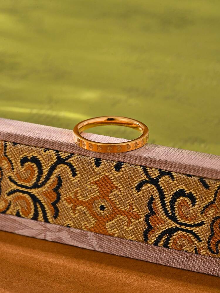 1枚金色不锈钢字母戒指，材质无害，经典永恒，高品质简约风格，适合日常佩戴。 - 金色 - 查看 4