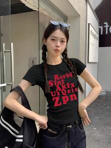 红色字母印花短袖T恤，女士夏季性感修身露脐设计休闲上衣，黑色 - 黑色 - 查看 2