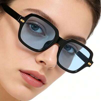 一副小方框蓝色镜片时尚Y2K风格眼镜，适合夏季海滩、户外活动和旅行。