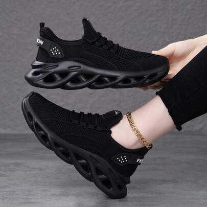 女士黑色运动鞋 | 透气网面和刀锋鞋底 | 防滑跑步鞋，适合户外和日常穿着
