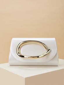 这款魅力十足的大容量晚宴手拿包采用闪亮的链条肩带和时尚的翻盖设计，并以奢华的人造皮革材质打造，是婚礼派对和正式场合的理想之选。这款女士链条单肩斜挎包适合青少年、大学生、年轻职业女性和上班族，可完美搭配派对礼服、婚纱、亮片裙、闪亮连衣裙和优雅礼服，适用于派对、婚礼、盛会和正式晚宴等场合。 - 白色 - 查看 2