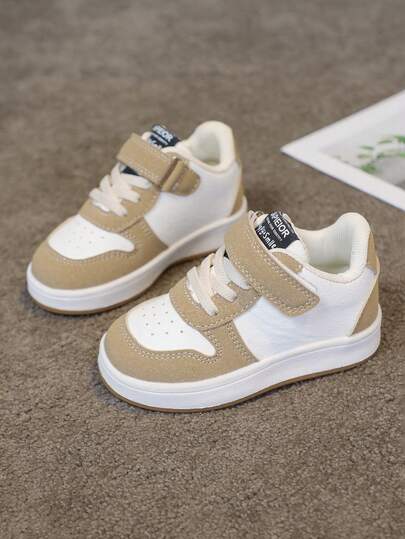 一双儿童运动鞋，采用米色和卡其色撞色设计，复古百搭。魔术贴+鞋带双重固定方式，方便穿脱，贴合脚型。透气网布搭配耐用材质，确保舒适耐穿，让宝宝可以自由奔跑跳跃。轻便厚实的鞋底具有减震功能，保护宝宝的小脚。