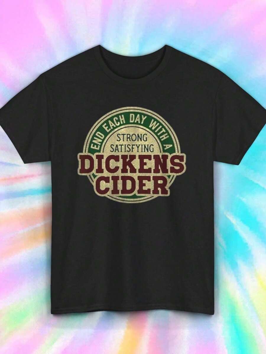 1 camiseta de moda para hombre con estampado "DICKENS CIDER" - 100% algodón, cuello redondo, manga corta, top casual de verano, tejido de punto de elasticidad media, corte regular, camiseta ligera que absorbe la humedad. - Negro - Ver 1