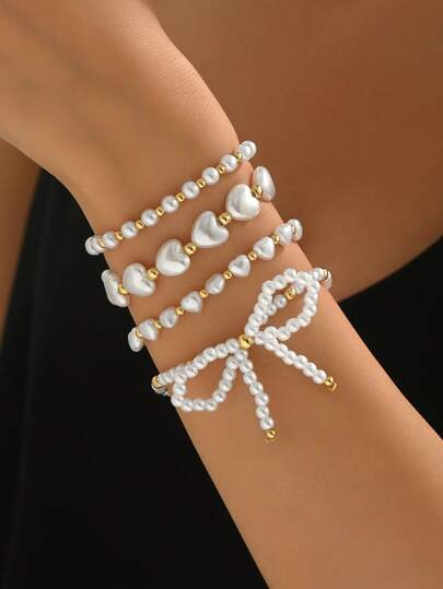 Set de 4 pulseras de perlas falsas blancas, pulseras apilables de hilos de perlas con colgante de lazo y corazón, con acentos de cuentas doradas, adecuadas para bodas, novias, uso diario, regalo del Día de la Madre