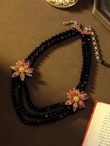 复古奢华红色花卉多层黑色水晶项链 | 宫廷复古派对的迷人之选。采用镀金合金打造，3D立体花卉设计和多层黑色水晶珠散发着冷艳奢华的气息，使其成为盛大晚宴、复古派对和婚礼等正式场合的理想之选。轻松成为复古时尚的焦点，在活动中闪耀夺目。 - 彩色 - 查看 6