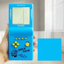 一款便携式复古风格游戏设备，采用耐用塑料制成，配备大显示屏和用户友好界面（不含电池）。 - 查看 5