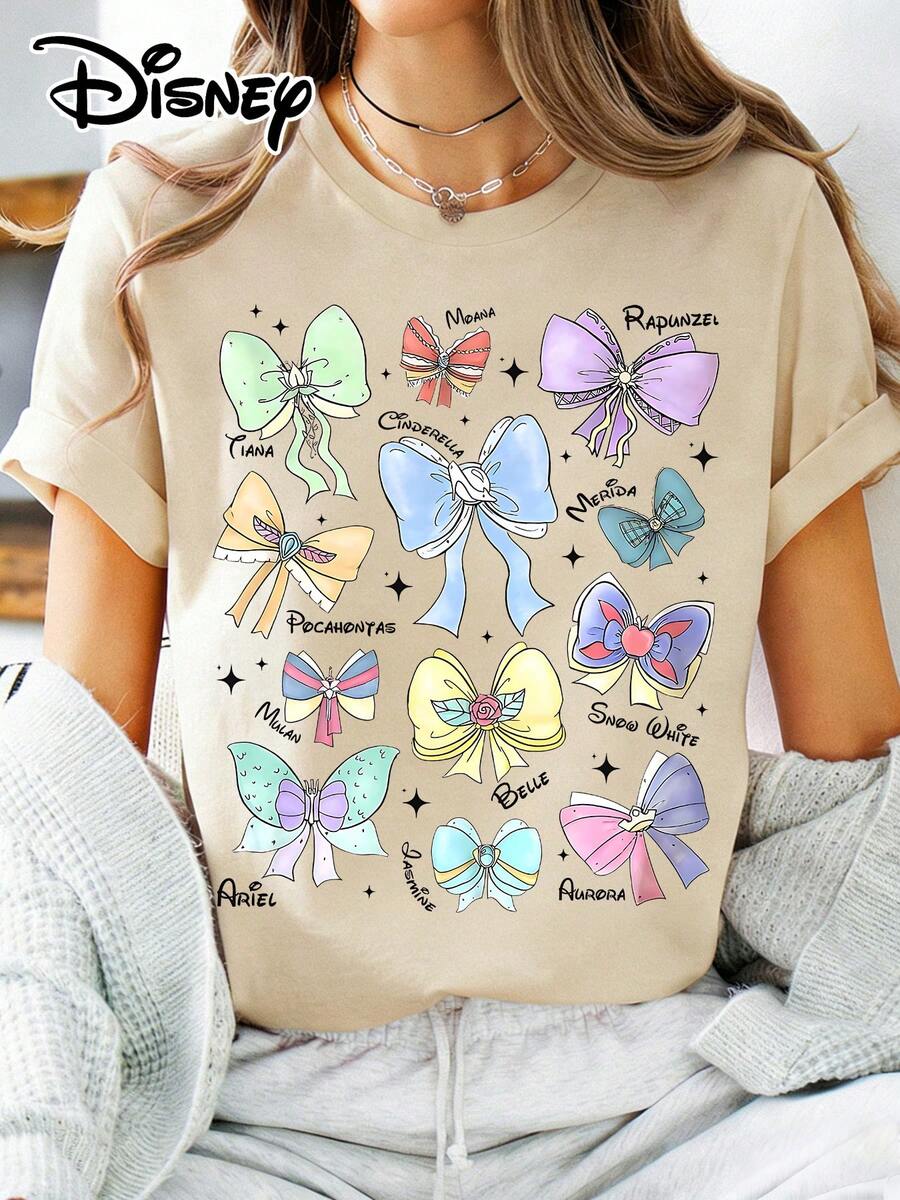 Disney Official Authorization | Women's Street Casual Short-Sleeve T-Shirt. Features Exclusive Bow Prints Of 12 Princesses Including Tiana, Moana, Rapunzel, Etc. Hand-Painted Watercolor Design, With Each Bow Representing The Iconic Elements Of One Princess. Made Of Opaque Fabric, Machine Washable, Versatile For Daily Casual Wear, Suitable For Spring And Summer. - 杏色 - 查看 1