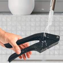 1 Set Garlic Press, Multifunctional 2-In-1 Garlic Slicer, Garlic Mincer, Reusable Garlic Chopper, Kitchen Garlic Mincing Tool, Ginger Juicer, Garlic Press, Kitchen Gadgets, Kitchen Tools - Black - View 6