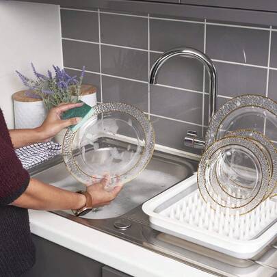 透明双金边餐具套装，锤纹质感，双金边装饰，透明+金边装饰，优雅的甜点盘、意面盘、披萨盘、蛋糕盘和沙拉盘，尺寸为7.5英寸/10.25英寸，可重复使用且易于清洁，适合户外使用、派对、生日、婚礼和节日等场合。