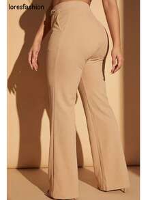 Pantalón de vestir para mujer  diseño moderno y sofisticado con cintura alta que estiliza la figura y realza la silueta, ideal para mujeres jóvenes y señoras que buscan un estilo casual elegante para oficina, reuniones, eventos especiales o salidas; confeccionado en tela tipo crepé de alta calidad con interior suave, cómoda y resistente, con stretch que se adapta al cuerpo sin perder su forma; corte recto de pierna ancha que aporta libertad de movimiento y una caída fluida; detalle de cadena oro  al frente que añade un toque refinado y femenino; pretina posterior elasticada para un ajuste perfecto y cómodo durante todo el día; sin bolsillos frontales para mantener una línea limpia y estilizada, prenda versátil que combina fácilmente con blusas, camisas o tops para crear looks formales o casuales; resistente a arrugas y al pilling, lavable a máquina sin deformación, pieza atemporal que no pasa de moda y que se convierte en un básico imprescindible en el guardarropa femenino. - Beis - Ver 4