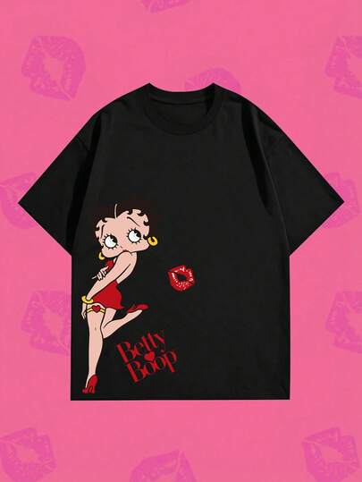 Whysmera SHEIN X Betty Boop 夏季女士印花短袖T恤，俏皮卡通人物身穿红色连衣裙，印有嘴唇图案和字母，圆领设计，复古复古风休闲基础款T恤，黑色底色趣味上衣，非常适合复古主题派对、约会之夜、周末购物、朋友聚会、怀旧街头风和日常休闲穿搭。